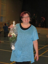 Hallituksen puheenjohtaja Kaisu sai onnittelukukat MLL:n Kymen piirin Maiju Vesalta.