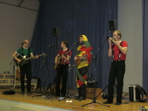 Lastenorkesteri Henxelit Yhteiskoulun lavalla.